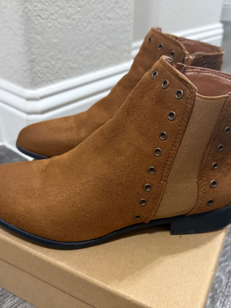 Olive Street Cognac Brown Ankle Booties Size 8.5 Side Zip Studded Chelsea Boots — image 8 of 8